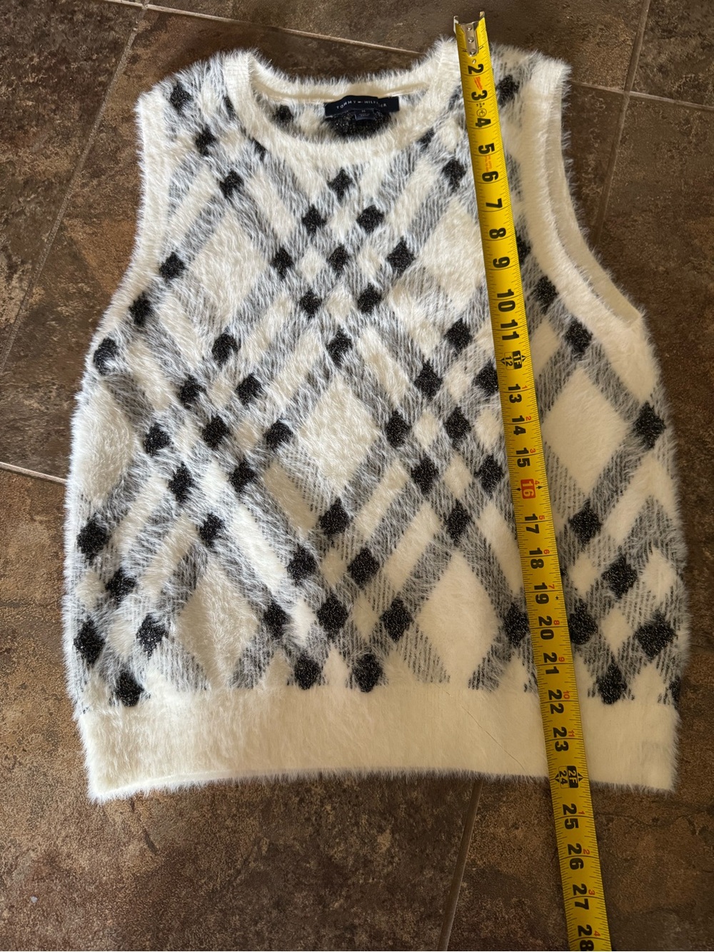 NWT Tommy Hilfiger White Black & Gold Fuzzy Argyle Sweater Vest Size Medium - Picture 3 of 7